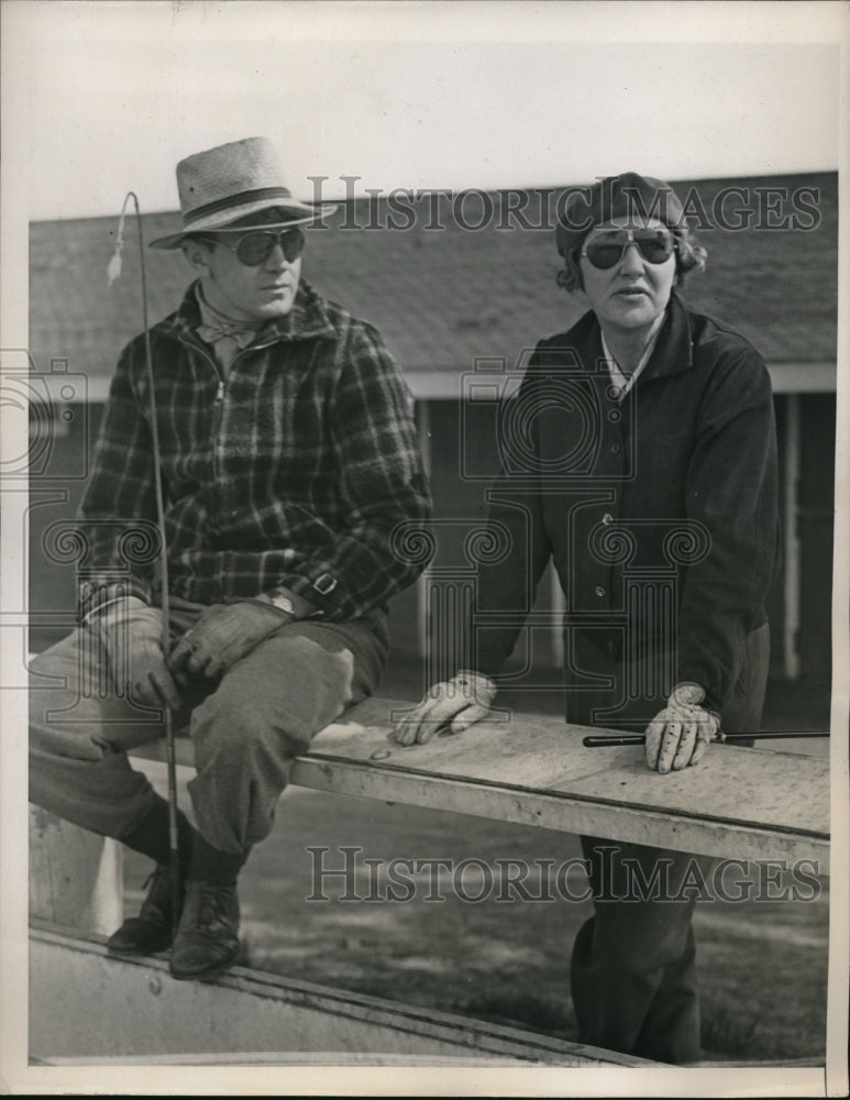 1938 Press Photo Dunbar Bostwick &amp; Mrs. E.R. Harriman Watching Trotters Work Out- Historic Images