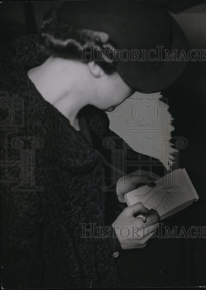 1937 Press Photo Hasty sketch of model rapidly outlined on a block of paper- Historic Images