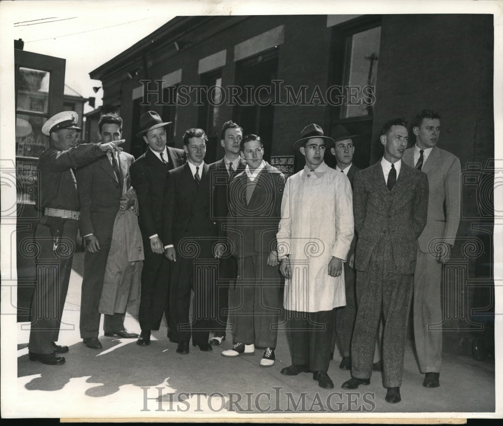 1941 Press Photo Pvt Hayes H Wilt Military Policeman with group of Army Cadets