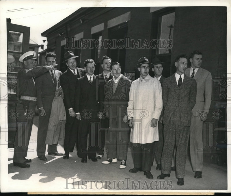 Load image into Gallery viewer, 1941 Press Photo Pvt Hayes H Wilt Military Policeman with group of Army Cadets
