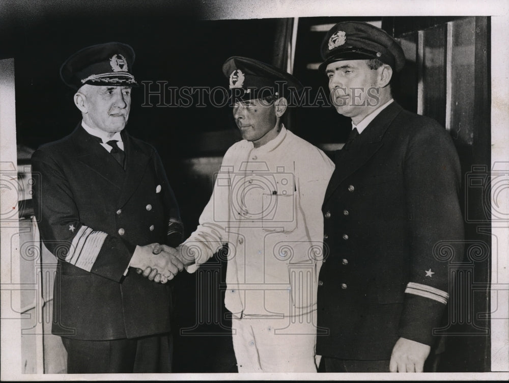 1934 Press Photo Captain Reinertsen thanks Commodore Kruse Aboard Liner New York