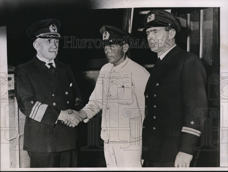 Load image into Gallery viewer, 1934 Press Photo Captain Reinertsen thanks Commodore Kruse Aboard Liner New York
