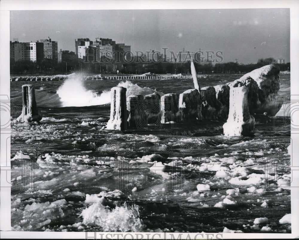 1963 Press Photo Wild Waves with huge ice at the shore of Lake Michigan.- Historic Images