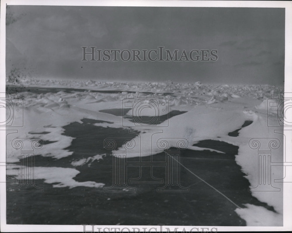 1958 Press Photo Lake Erie Ice crack looking out from near St. Euclid- Historic Images