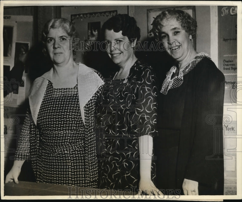 Load image into Gallery viewer, 1935 Press Photo Ann Simms, Marie Wall and Florence Winter
