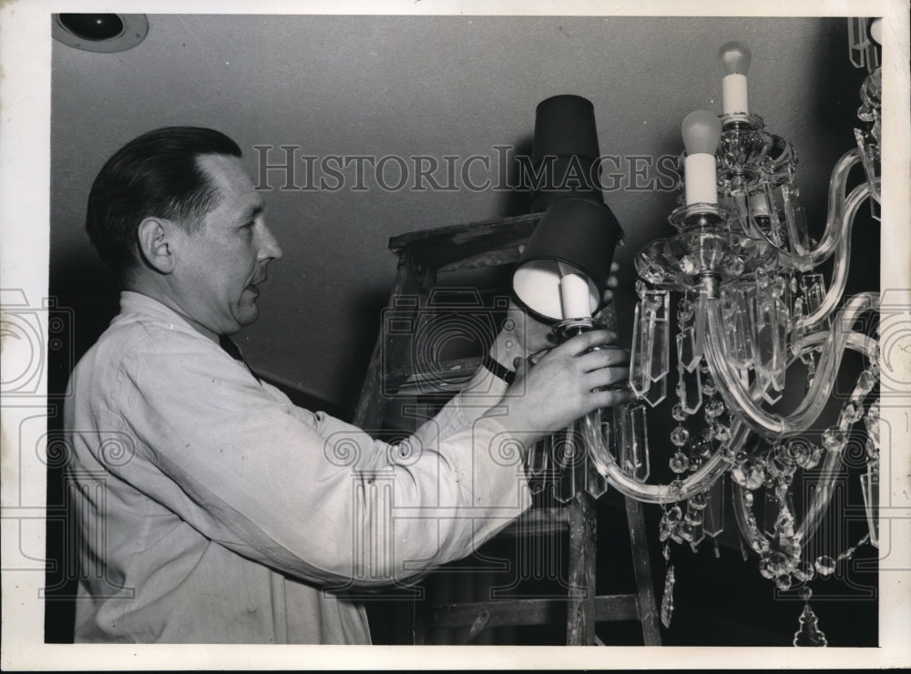 1950 Press Photo Sergius Somon, maintenance man in Beverly Hills Hotel