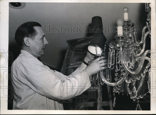 1950 Press Photo Sergius Somon, maintenance man in Beverly Hills Hotel