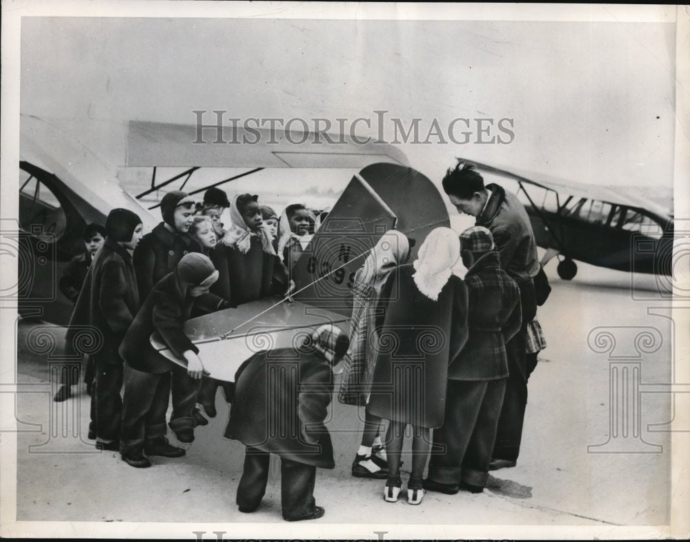 1948 Press Photo C.A Orum show third graders a plane at Univ.of Ill. Airport