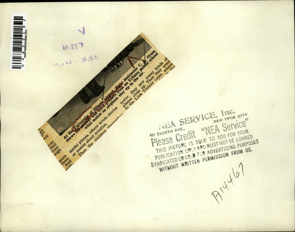 1948 Press Photo C.A Orum show third graders a plane at Univ.of Ill. Airport