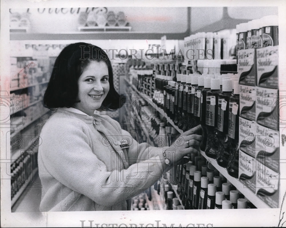 1970 Press Photo Clerk Jenny Yowarsky working at the cosmetics department
