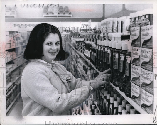 1970 Press Photo Clerk Jenny Yowarsky working at the cosmetics department