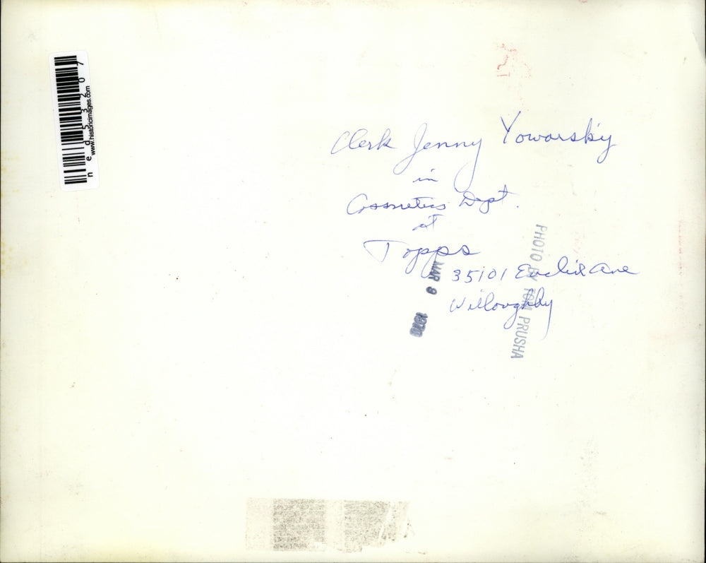 1970 Press Photo Clerk Jenny Yowarsky working at the cosmetics department