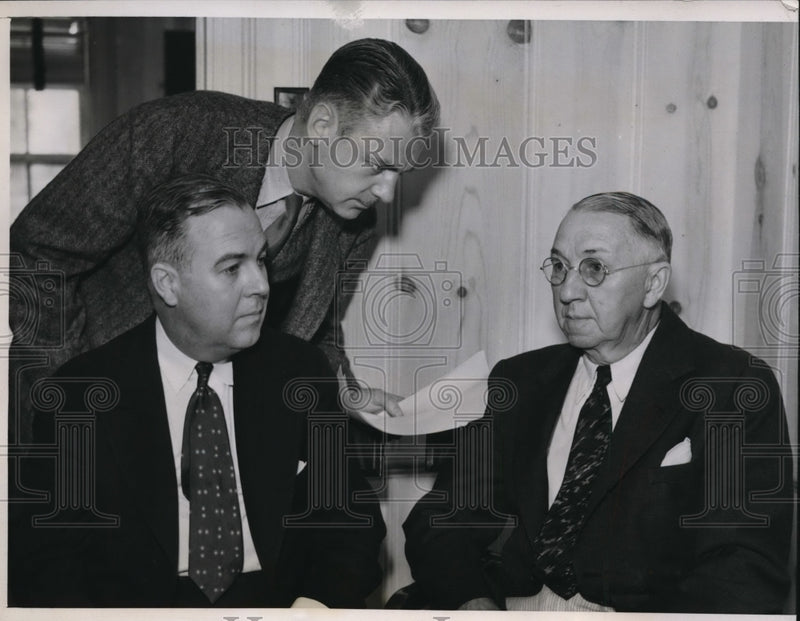 Load image into Gallery viewer, 1939 Press Photo Marshall and father Charles P.Campbell accused of killng Clergy
