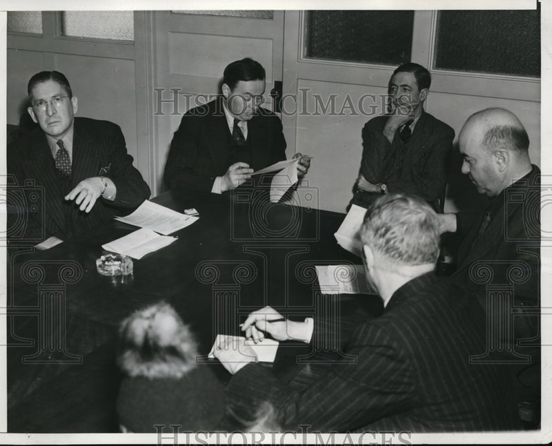 Load image into Gallery viewer, 1940 Press Photo They'd All Like to Put WPA out of Business-With Jobs
