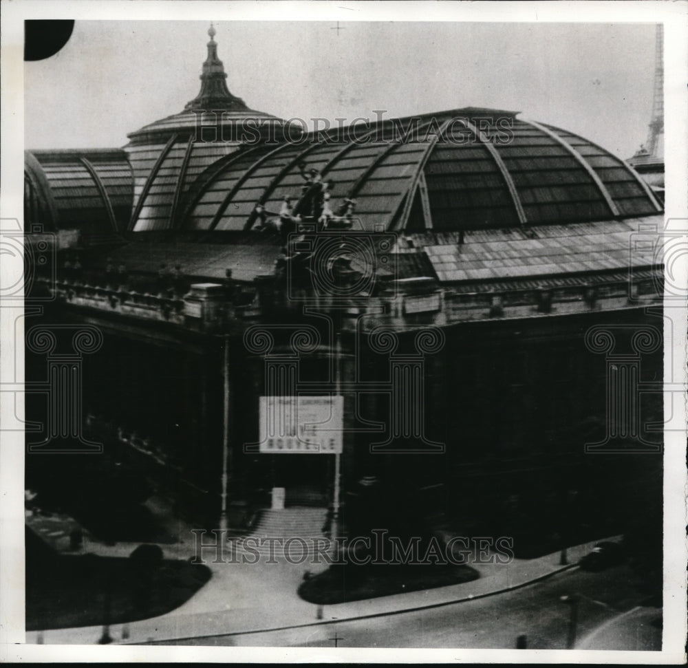 1942 Press Photo Plane roared by Grand Palais on the Chanps Elysees