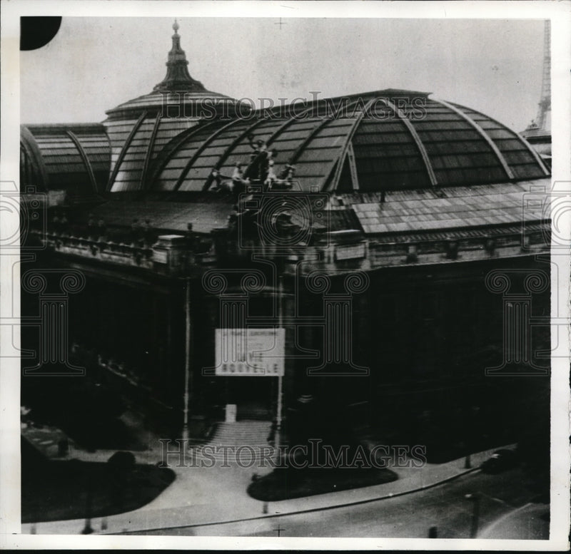 Load image into Gallery viewer, 1942 Press Photo Plane roared by Grand Palais on the Chanps Elysees
