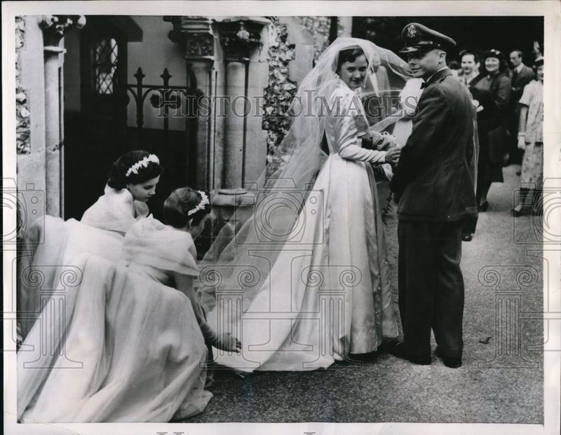 Load image into Gallery viewer, 1956 Press Photo Eve Lorraine and U.S. Army Lt. John Anderson Wedding in England
