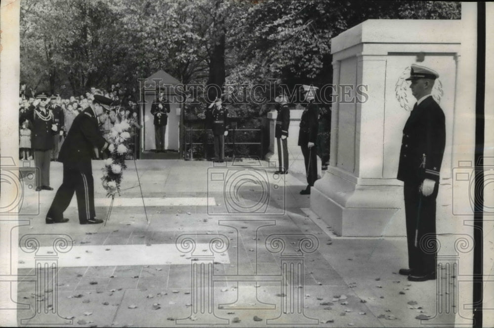 1959 Press Photo Army Chief of Staff Gen. Lyman L. Lemnitzer lays a wreath