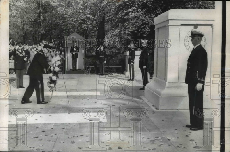 Load image into Gallery viewer, 1959 Press Photo Army Chief of Staff Gen. Lyman L. Lemnitzer lays a wreath
