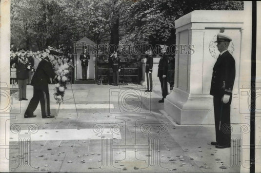 1959 Press Photo Army Chief of Staff Gen. Lyman L. Lemnitzer lays a wreath