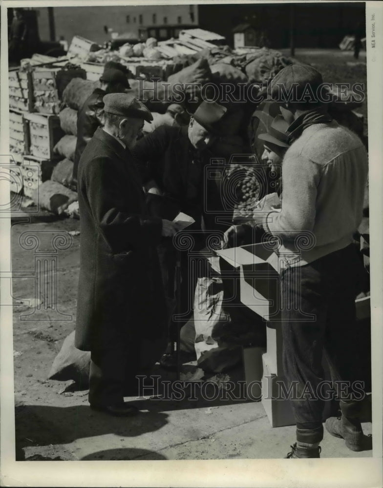 1938 Press Photo Men receiving relief goods at Cleveland, Ohio