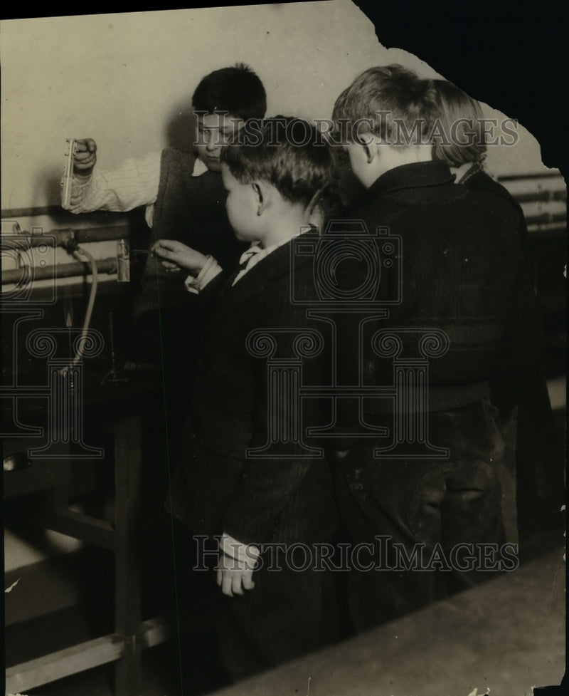 Load image into Gallery viewer, 1926 Press Photo Chemistry is taught by students themselves, the teacher acting
