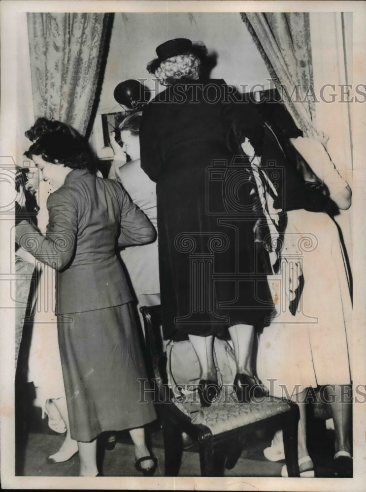 1951 Press Photo Washington this DAR delegate using a chair peeks out window for