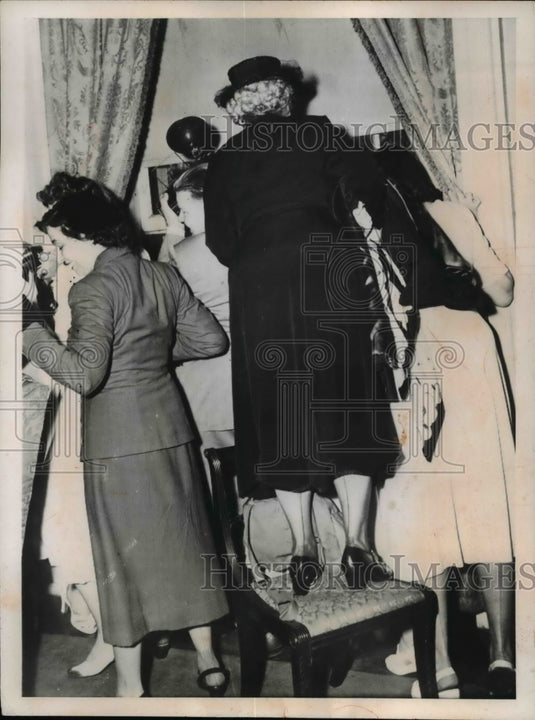 1951 Press Photo Washington this DAR delegate using a chair peeks out window for