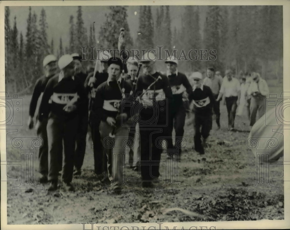 1934 Press Photo Cameron Bay Canada Arctic Circle picnic goers