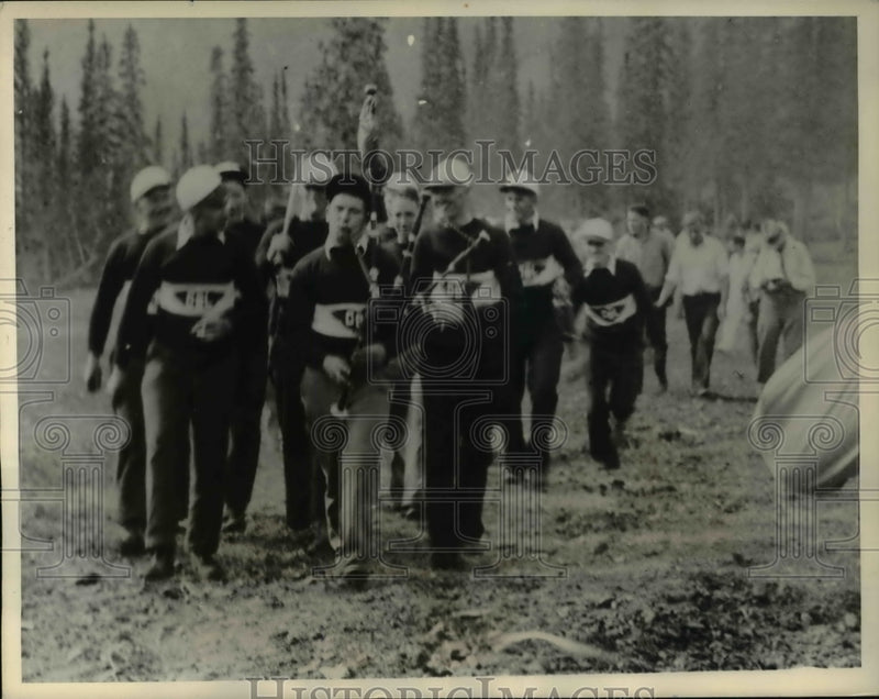 Load image into Gallery viewer, 1934 Press Photo Cameron Bay Canada Arctic Circle picnic goers
