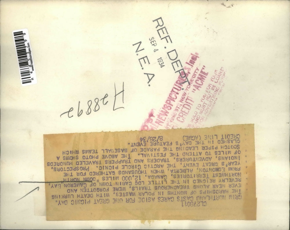 1934 Press Photo Cameron Bay Canada Arctic Circle picnic goers