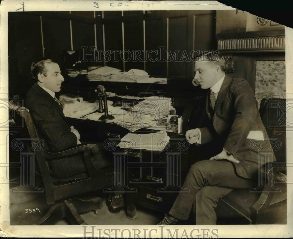 1920 Press Photo Ray Schalk talks with Pres Evan Reutter of his company