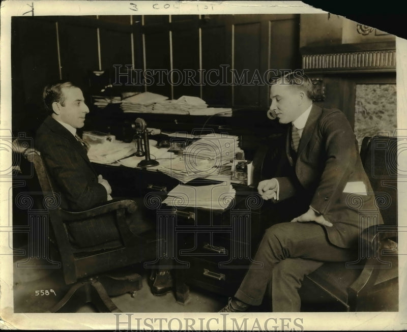 Load image into Gallery viewer, 1920 Press Photo Ray Schalk talks with Pres Evan Reutter of his company
