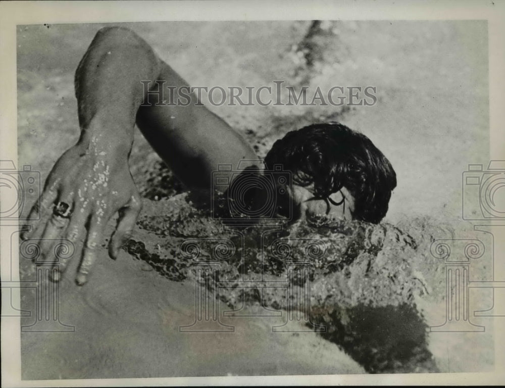 1933 Press Photo Jim Gilhula breaking the world record in the 500 meter swim