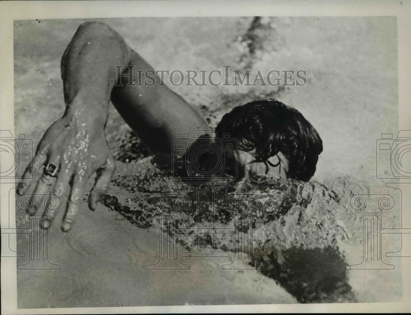 Load image into Gallery viewer, 1933 Press Photo Jim Gilhula breaking the world record in the 500 meter swim
