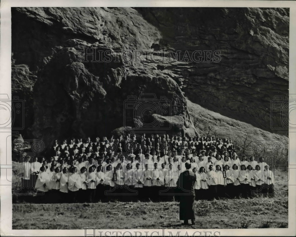 1946 Press Photo Director Frank Gilles & Acapella choir in Garden of the Gods