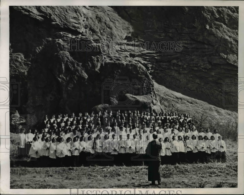 Load image into Gallery viewer, 1946 Press Photo Director Frank Gilles &amp; Acapella choir in Garden of the Gods
