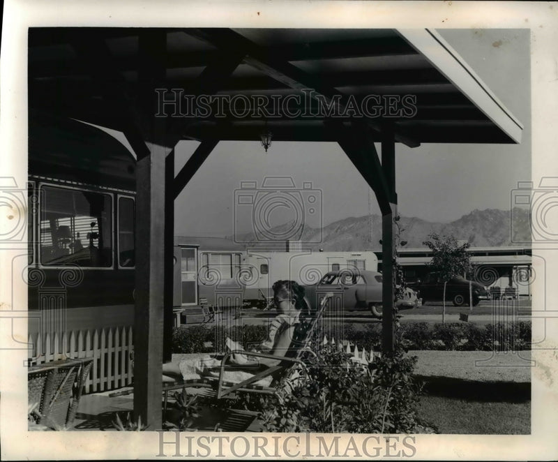 Load image into Gallery viewer, 1953 Press Photo Mrs WL Boise Claire at Trailer estates in Tuscon Ariz
