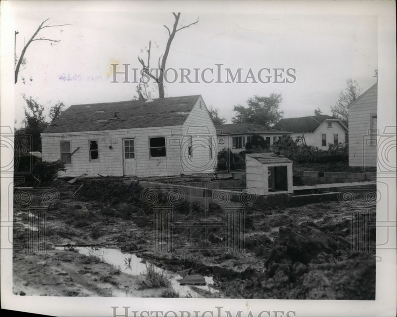 Load image into Gallery viewer, 1953 Press Photo Home at 12612 blown off foundation by winds

