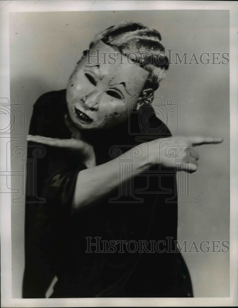 1938 Press Photo Expressiveness of Madame Pascar hands
