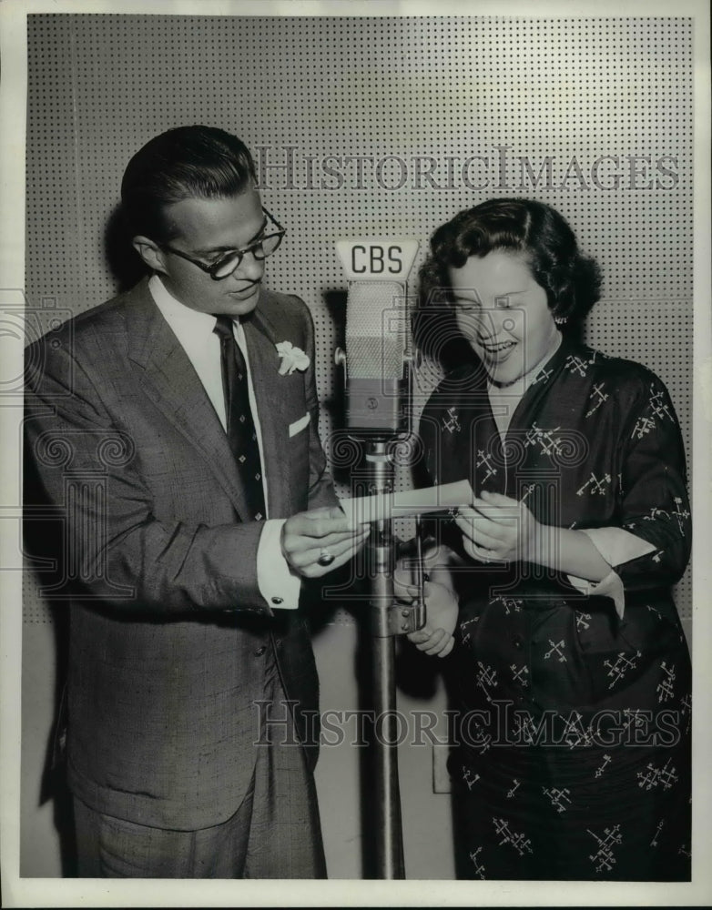 1953 Press Photo Miss Barbara Macon & Bill Cullen presenting check for jackpot