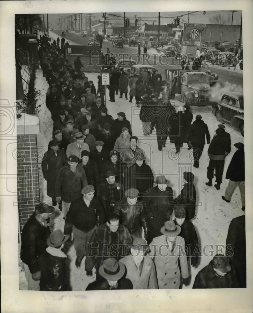 1945 Press Photo Flint Michigan mass pickets of the UAW-CIO bar administrative