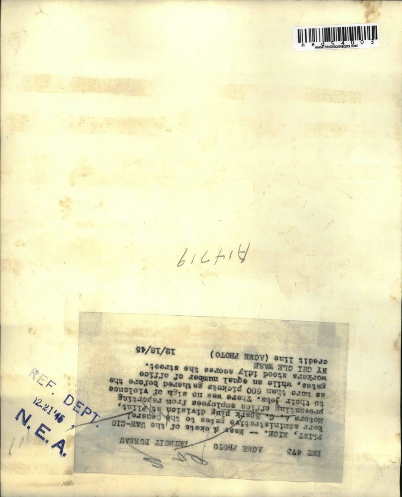 1945 Press Photo Flint Michigan mass pickets of the UAW-CIO bar administrative