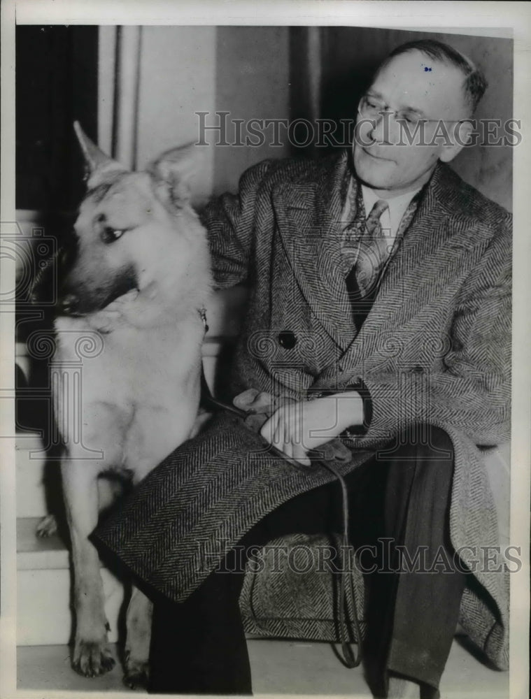 1944 Press Photo The Talking Dog, With His Owner, Glenn H. Selberg