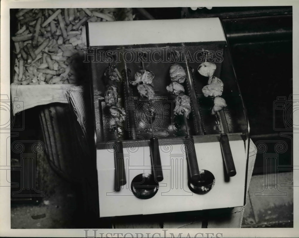 1946 Press Photo New top of stove barbecue broiler just out