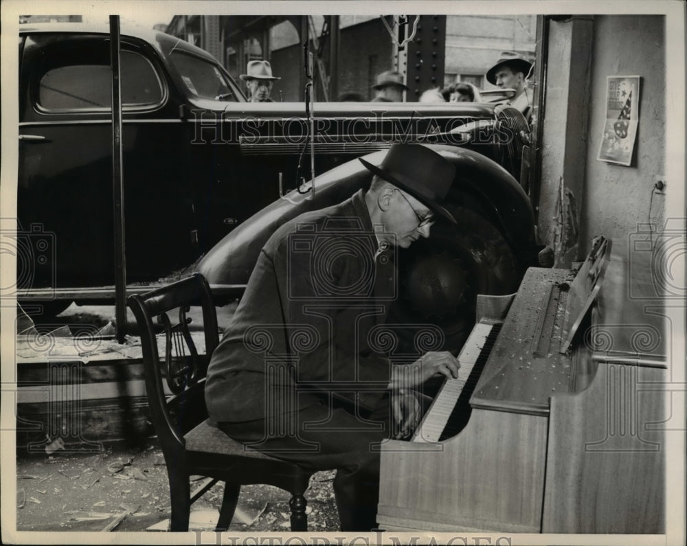 1944 Press Photo Chicago Ill Paul B Schroeder piano dealer test piano