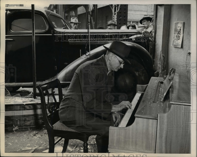 Load image into Gallery viewer, 1944 Press Photo Chicago Ill Paul B Schroeder piano dealer test piano
