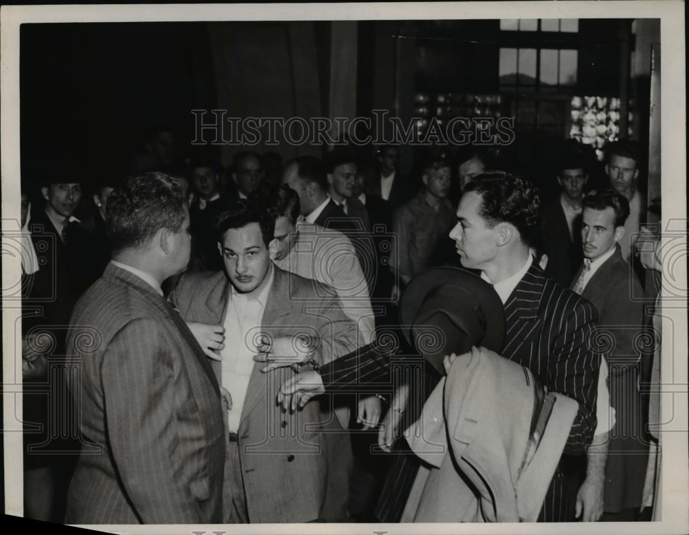 1947 Press Photo Robert Worthington and Elby Paul Brown are led to arraignment