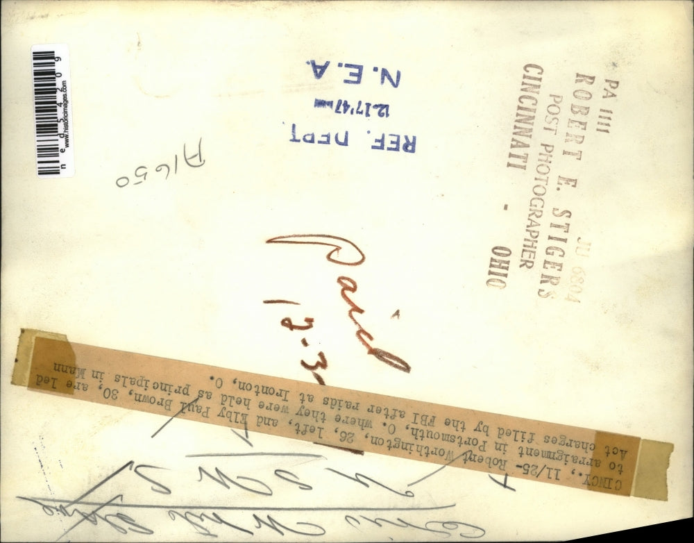 1947 Press Photo Robert Worthington and Elby Paul Brown are led to arraignment