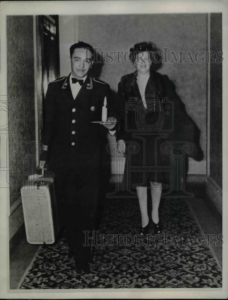 Load image into Gallery viewer, 1945 Press Photo Muskegon Mich Buster Smith bellhop &amp; Mrs Albert Willi at hotel
